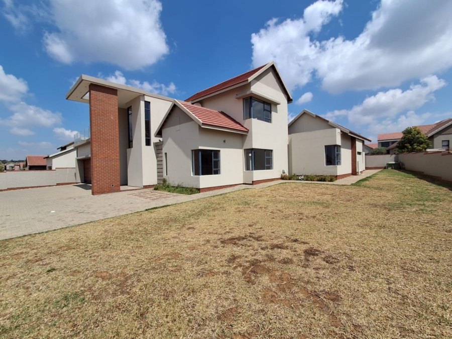 5 Bedroom Property for Sale in Wild Olive Estate Free State